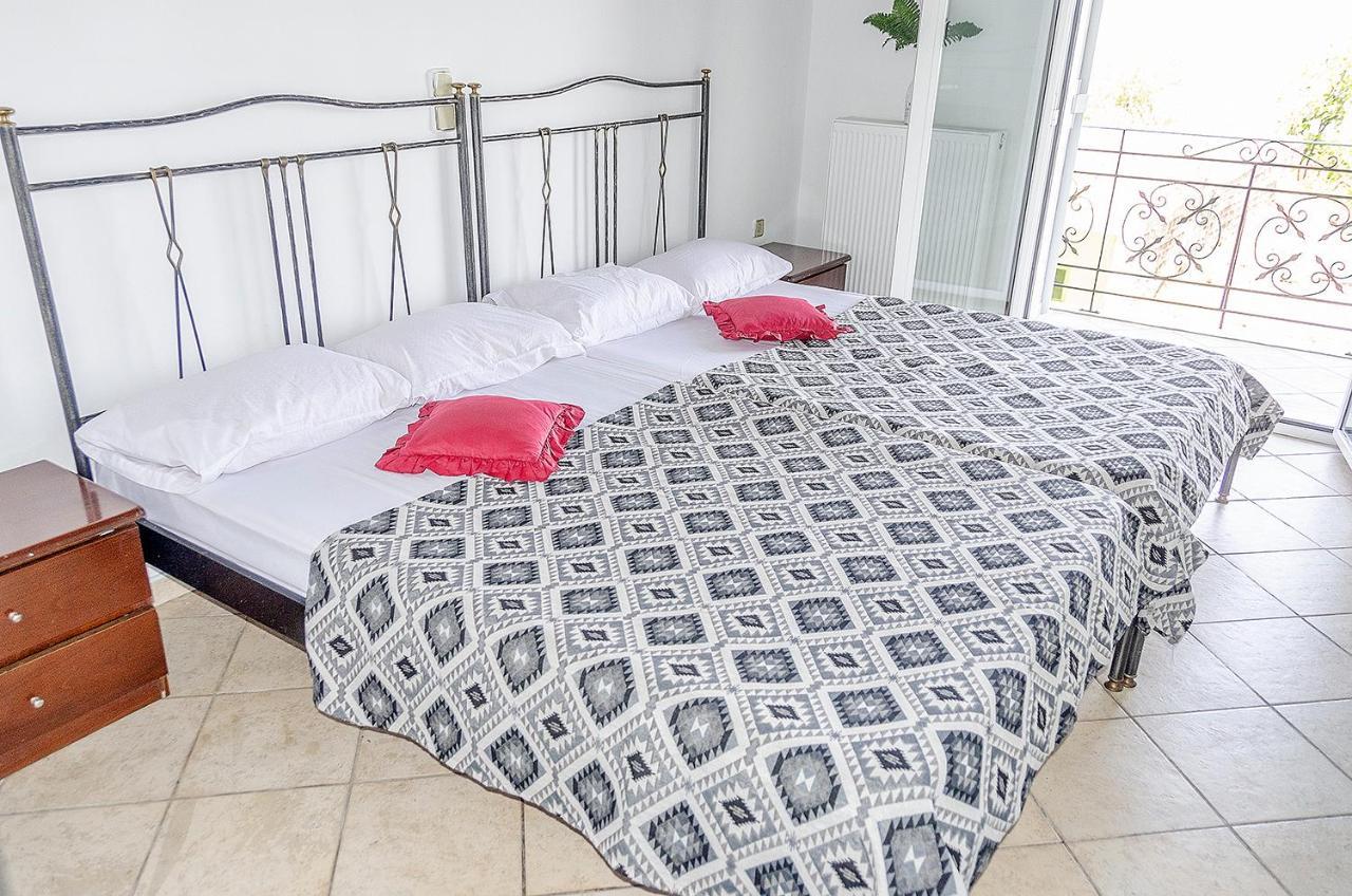 Traditional Fishing Village Apartments Mpoukaris Bagian luar foto